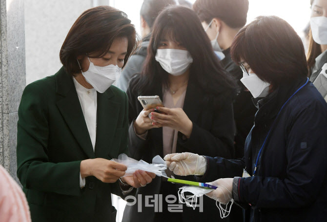 [포토]투표 앞서 위생장갑 받은 나경원 후보