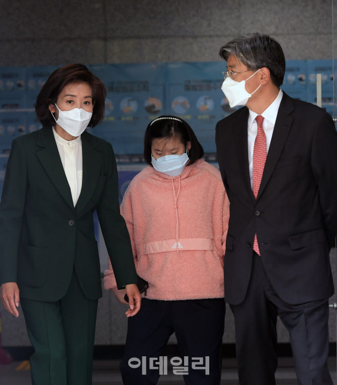 [포토]투표 마치고 가족들과 함께 나서는 나경원 후보