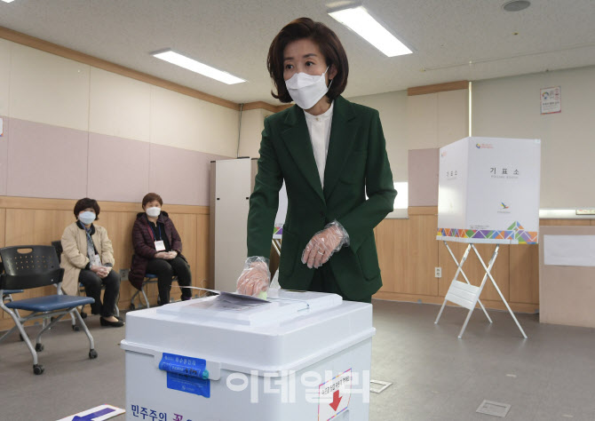 [포토]나경원 동작을 후보, 소중한 한 표 행사
