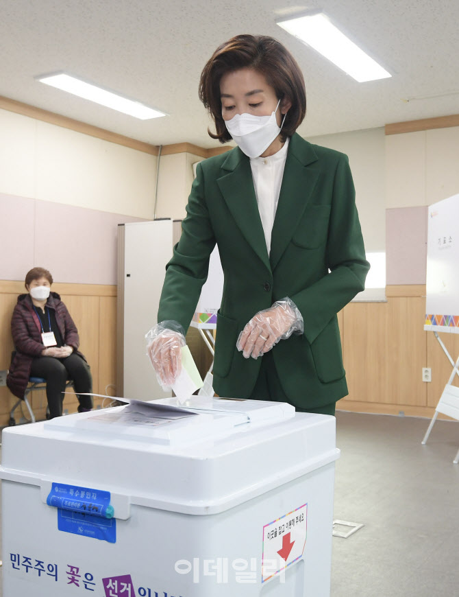 [포토]투표하는 나경원 후보