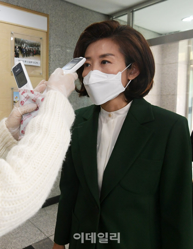 [포토]체온 측정하는 나경원 후보