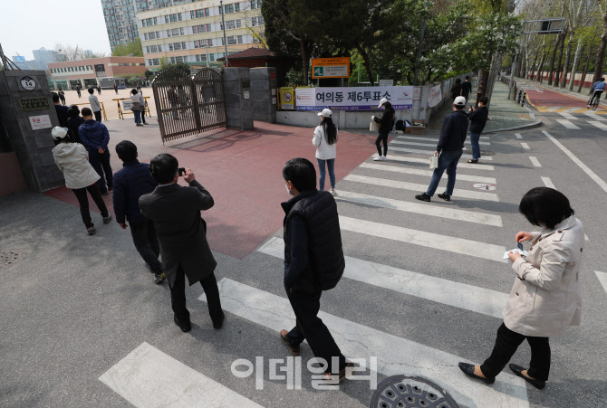 [포토]투표 행렬, '학교 정문 넘어'