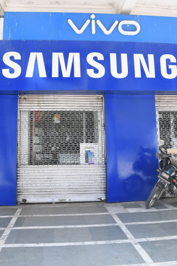 삼성·현대차·LG, 공장 멈춘 인도서 기부 행렬 '눈길'