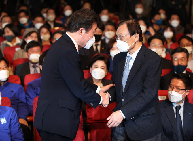 ‘與 압승’ 예측 민주당 환호성..이해찬·이낙연 ‘무덤덤’