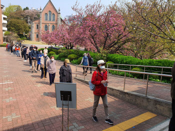 고3 첫 투표, 자가격리 2시간 외출…특별했던 `코로나 총선`