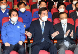 [포토]방송사 출구조사 지켜보는 더불어민주당 지도부                                                                                                                                                      