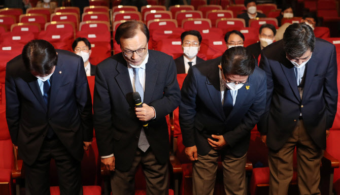 이해찬, 사실상 총선 승리 선언…"무거운 책임감 느낀다"