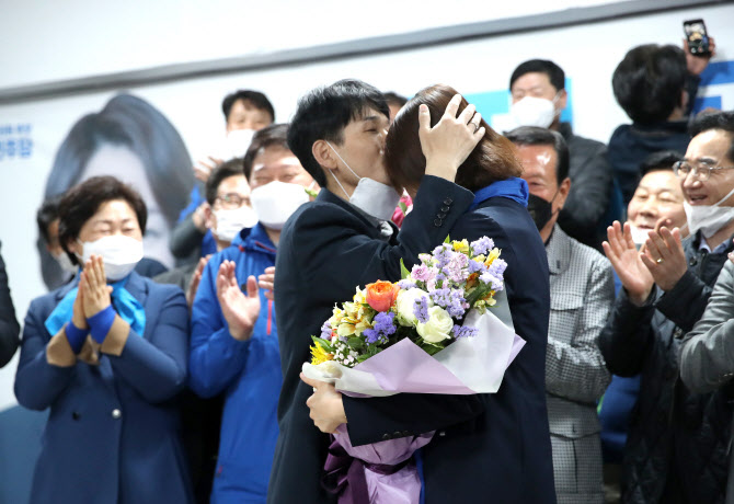 고민정, 남편의 이마키스...오세훈과 피말리는 접전 끝내