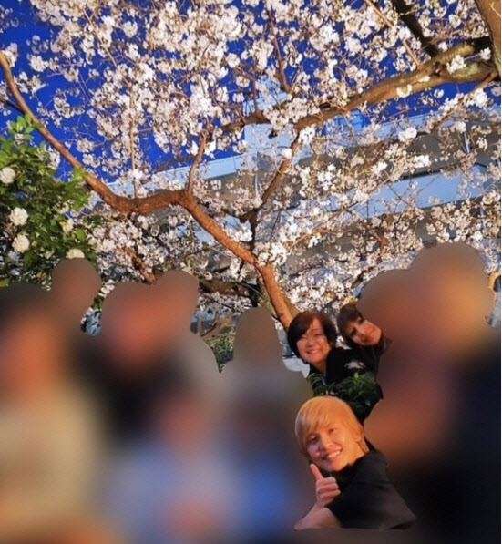 아베 외출자제 호소 다음날…총리 부인은 단체여행