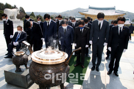 민주당 대전시당, 당선인들과 국립대전현충원서 합동 참배