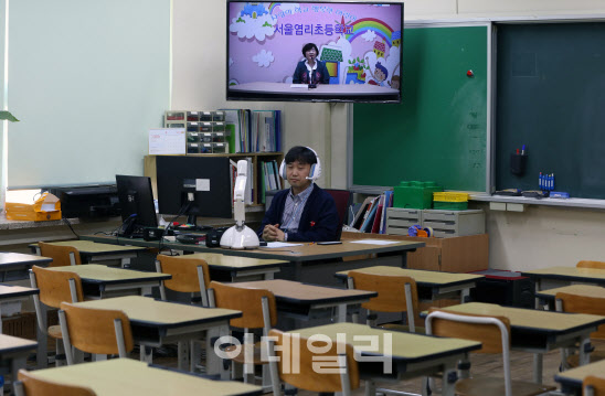 2차 온라인 개학은 `부모 개학`…할머니까지 컴퓨터와 씨름