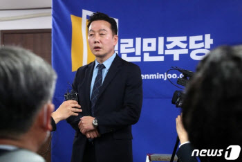 정봉주, 최고위원직 사퇴…"비켜주는 게 도리"
