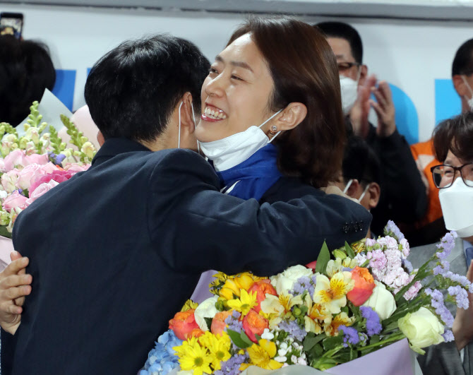 동틀녘까지 ‘한 끗’ 싸움… 총선후야 초접전 혈투