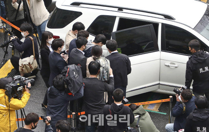 [포토]호송차에 탑승하는 '조주빈 공범' 강훈