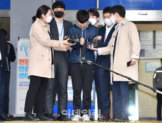[포토]얼굴 공개 되는 '박사방 부따' 강훈