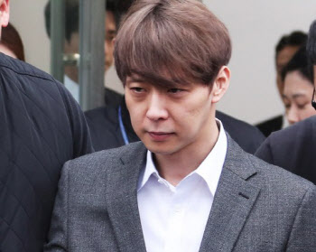  '철면피의 언행불일치' 박유천 '은퇴 번복' 논란