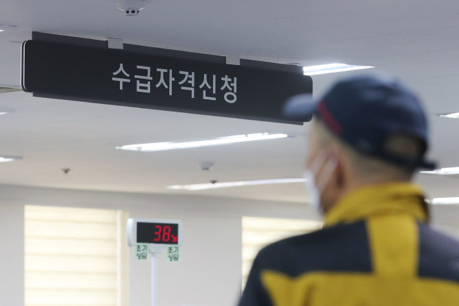 고용절벽서 추락한 2030…재정일자리·실업급여 확대 검토