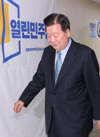 이근식·정봉주 사임… 열린민주당 내달 전당대회