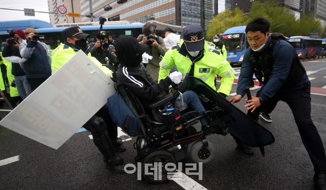 [포토]휠체어타고 도로로 나온 장애인들