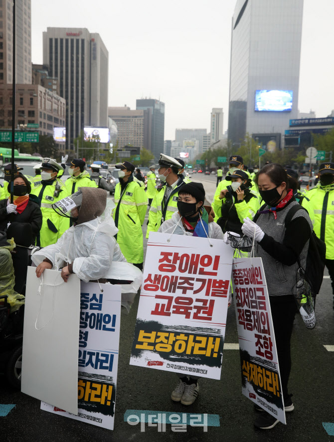 [포토]광화문네거리에서 목소리 내는 장애인들