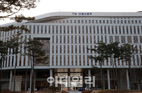 사회적거리두기 연장에 국가기술자격 시험 6월로 재연기