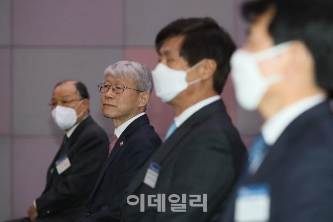 [포토]과학·정보통신의 날 기념식 참석한 최기영 장관