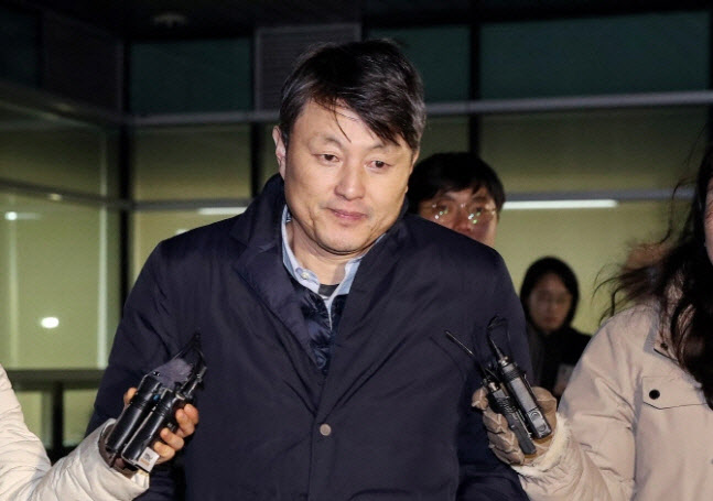 '먼지털이 수사'인가 '탐관오리 단죄'인가…檢, 유재수에 징역 5년 구형(상보)