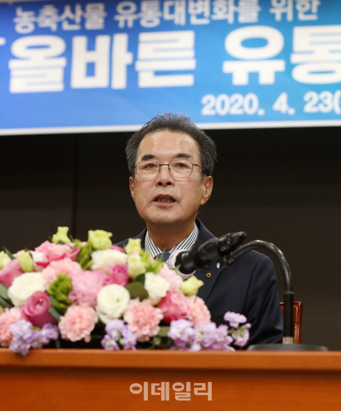 [포토] '올바른 유통위원회' 인사말하는 이성희 회장