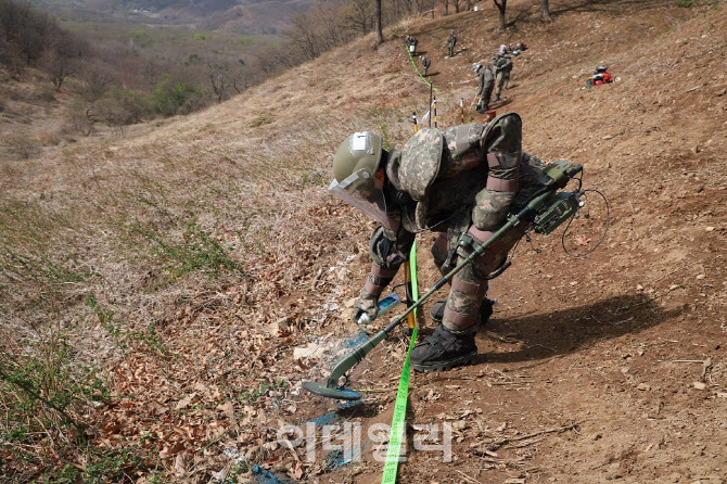 軍, 화살머리고지서 나흘만에 6.25전사자 유해 4점 발굴