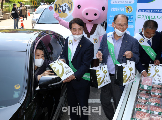[포토] 서울에서 열린 한돈 드라이브스루 할인행사
