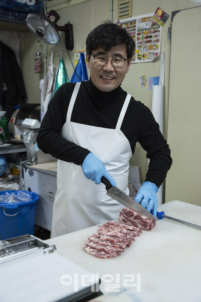 [연봉업자]“돼지 뒷다리 발골하다 연 300억 CEO된 비결요?”(영상)