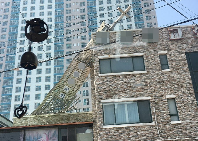 [포토] 강풍에 쓰러진 교회 첨탑