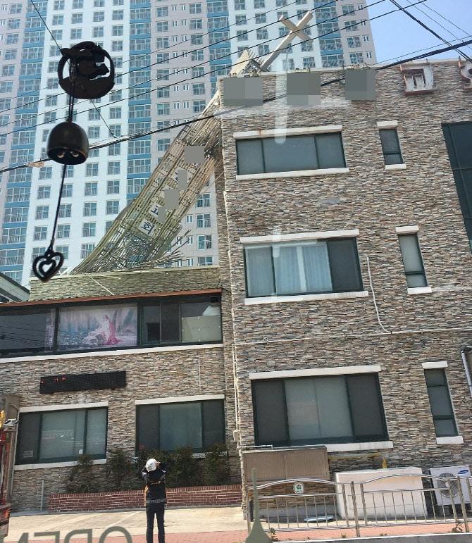 [포토] 강풍에 쓰러진 교회 첨탑
