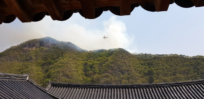 [포토] 안동 병산서원 앞까지 번진 산불