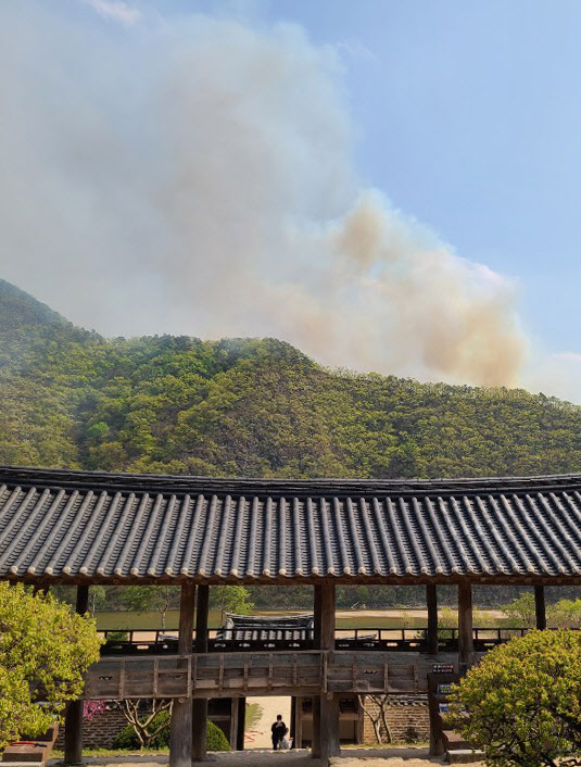 [포토] 안동 병산서원 앞까지 번진 산불