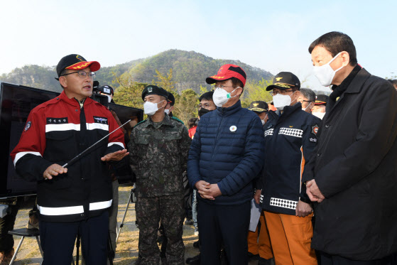 [포토]안동산불 대책 논의하는 진영 장관과 박종호 산림청장