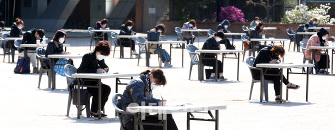 [포토]두 달 연기된 설계사 자격시험 야외에서 열려