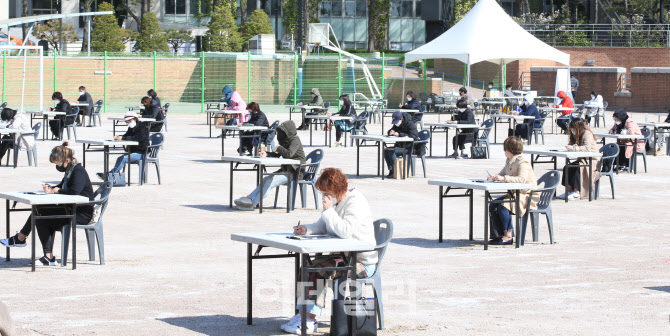 [포토]'야외에서 자격시험 시작' 취업시장에 봄이 온다