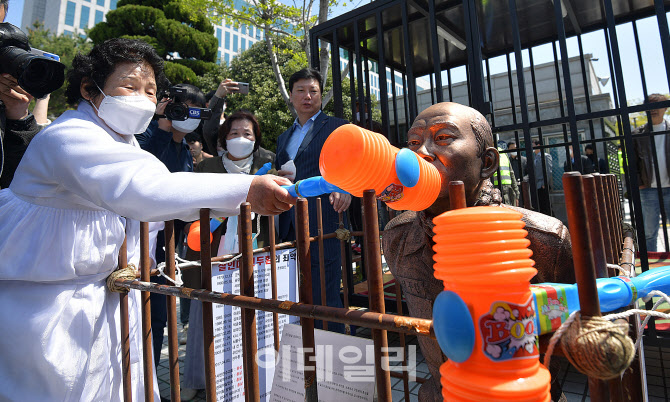 [포토]전두환 동상 입 때리는 오월어머니회 회원