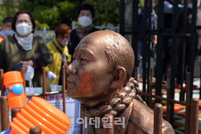 [포토]광주지법 앞 무릎 꿇은 전두환 동상