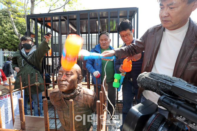 [포토]전두환 동상 때리는 시민들