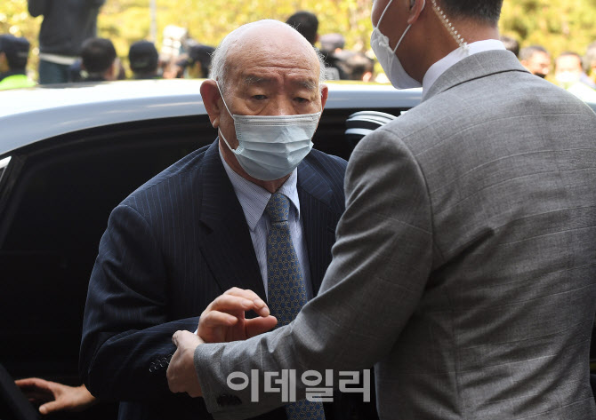 [포토]`사자명예훼손`으로 법정 출석하는 전두환 전 대통령