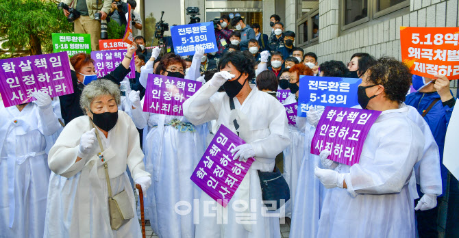 [포토]법정 앞에서 눈물흘리는 5월 어머니들