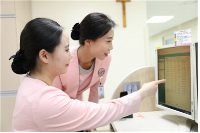 장비 찾고 기록하느라 바빴던 간호사 …“이젠 자동 입력되고 환자 돌볼 시간 늘어서 좋아요”
