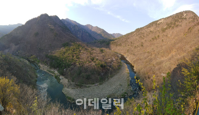 [여행] 굽이마다 옛이야기 넘실…봄날의 한복판으로 들어가다