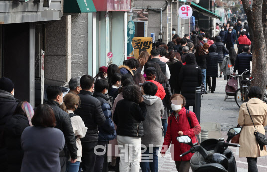 생활방역 전환 앞두고 황금연휴 시작…방역당국 `초긴장`