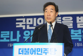 지지율 40% 찍은 이낙연, 대권 文·MB모델 선택 기로(종합)