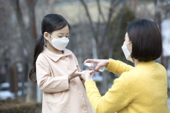 고열·발진에 사망까지…코로나19 관련 의심 '어린이 괴질'