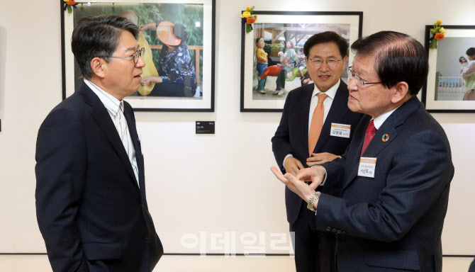 [포토]이야기 나누는 곽재선 이데일리 회장-서상목 한국사회복지협의회 회장