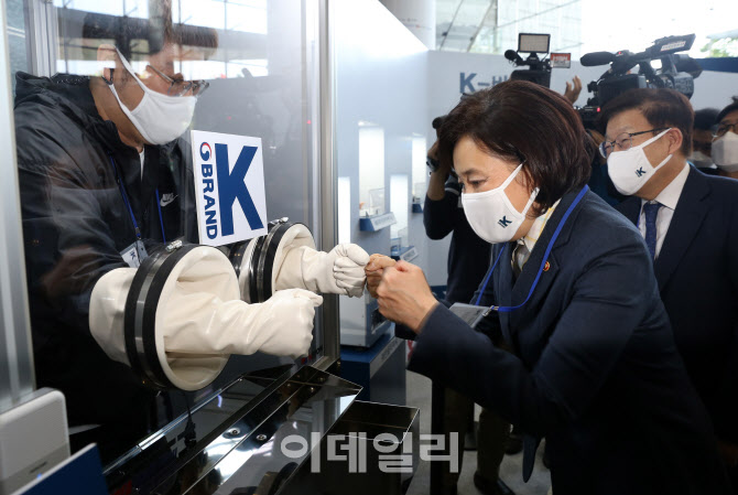 [포토] 무균대에서 주먹악수하는 박영선 장관